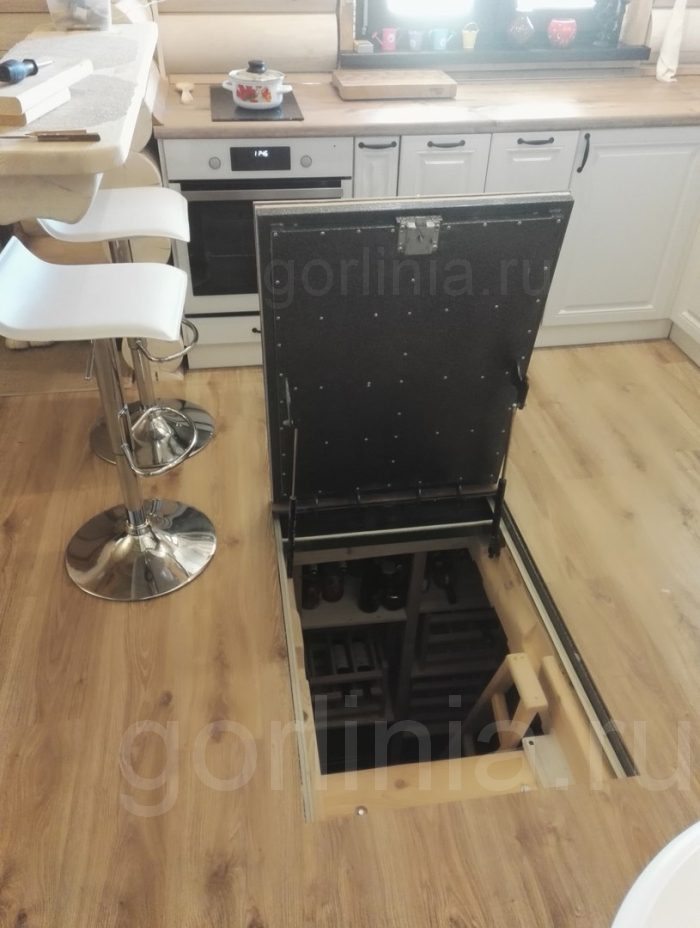 Демонстрация в интерьере в открытом виде Люк в деревянном полу с ламинатом