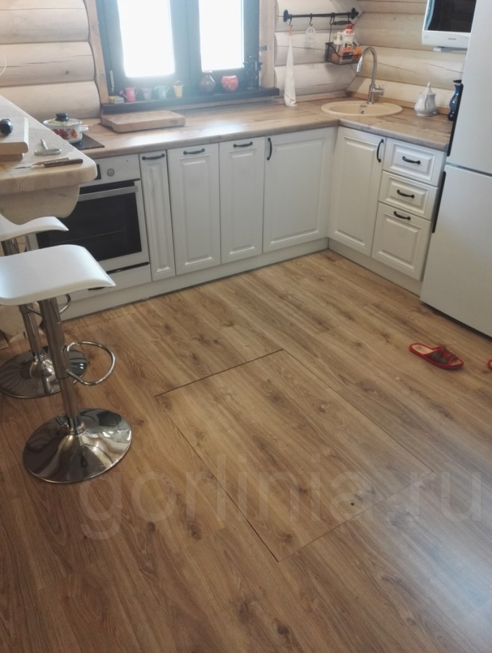 Закрытая крышка сливается с половым покрытием Люк в ламинате деревянный дом