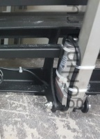 Крепление штока актуатора к раме люка в подвал с электроприводом Крепление штока актуатора к раме люка в подвал с электроприводом