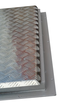 Уличный люк амо al 900*900 в естественном виде Алюминиевый уличный люк амо al 900*900 в рифленом квадрате