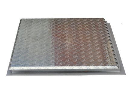 Уличный люк амо al 700*700 в естественном виде Алюминиевый уличный люк амо al 700*700 в рифленом квадрате