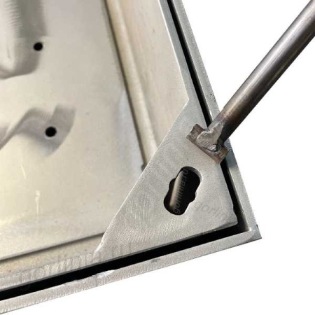 Люк под газон Проспект-Г съемный с дренажными отверстиями - отверстие для подъемного крюка Люк под газон Проспект-Г съемный с дренажными отверстиями - отверстие для подъемного крюка