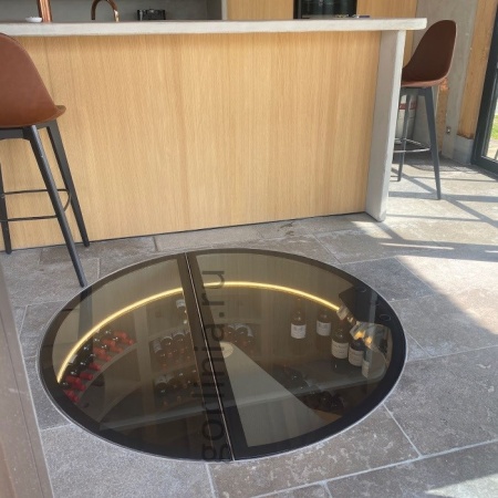 Круглый стеклянный люк с электроприводом и обратной петлей на винтовую лестницу винного погреба - закрытая створка Круглый стеклянный люк с электроприводом и обратной петлей на винтовую лестницу винного погреба - закрытая створка