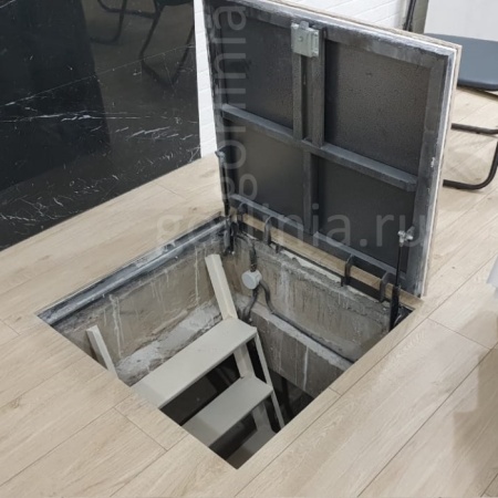 Люк в подвал Stеls на петлях с амортизаторами и стальным листом в крышке для защиты от пролома пола Люк в подвал Stеls на петлях с амортизаторами и стальным листом в крышке для защиты от пролома пола