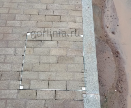 Фото с объекта люки под брусчатку Drago на тротуаре Фото с объекта люки под брусчатку Drago на тротуаре