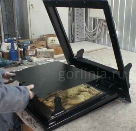 Утеление люка в подвал Stels минеральной ватой с подшивкой листом оцинковки Утеление люка в подвал Stels минеральной ватой с подшивкой листом оцинковки