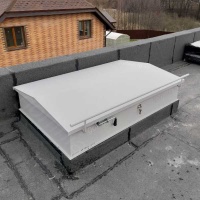 Люк для выхода на кровлю Небоскреб противопожарный EI60 утепленный с терморазрывом - вид сверху закрыто Люк для выхода на кровлю Небоскреб противопожарный EI60 утепленный с терморазрывом - вид сверху закрыто