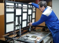 При аварийном открывании актуаторы выступают стопорным механизмом напольного люка При аварийном открывании актуаторы выступают стопорным механизмом напольного люка