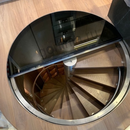 Круглый люк со стеклом, лифтовым механизмом и осевым вращением полукруглой створки электроприводом в открытом виде Круглый люк со стеклом, лифтовым механизмом и осевым вращением полукруглой створки электроприводом в открытом виде